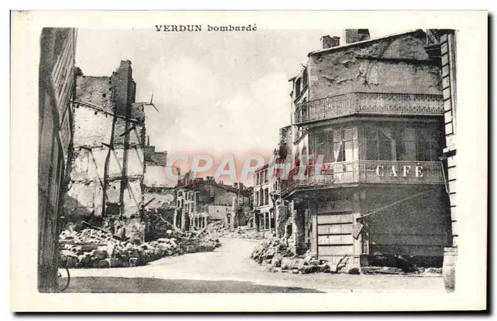 Verdun bombardeado — vista de rua com edifício danificado com a inscrição 'CAFÉ' — editor não visível - Frente