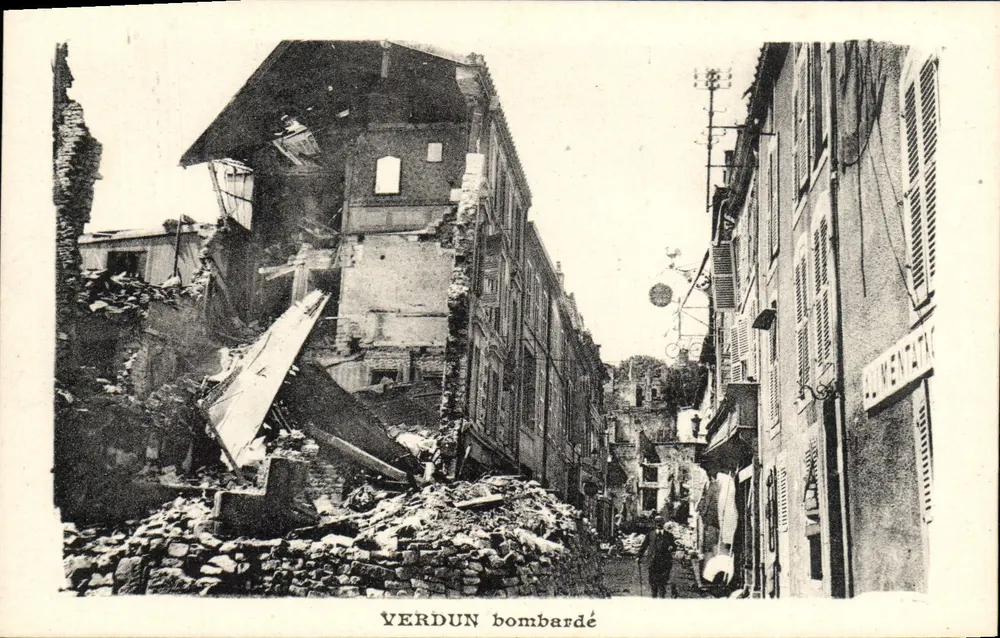 Verdun bombardeado — vista das ruínas após os combates — sem editor ou número visível - Frente