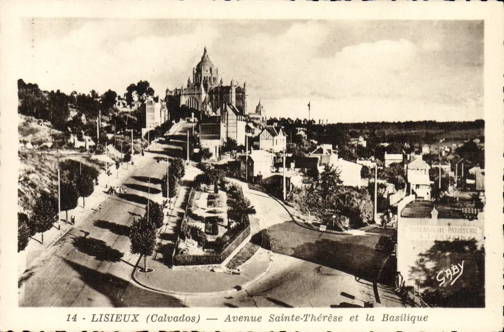 Lisieux (Calvados) — Avenue Sainte-Thérèse und die Basilika — Editions Gaby - Vorderseite