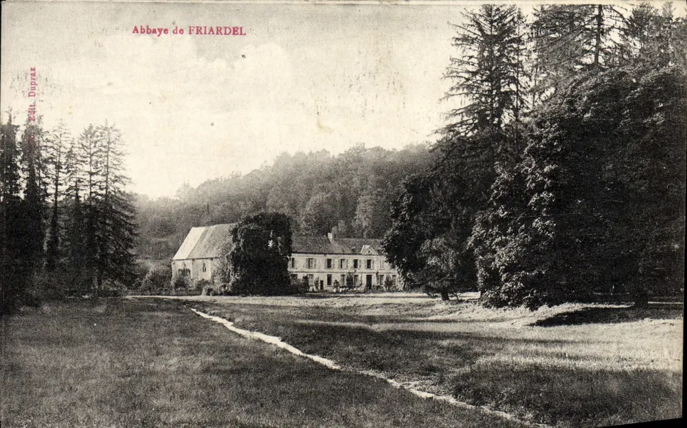 Abadia de Friardel — vista do edifício principal cercado por floresta — editor M. Dupraz - Frente