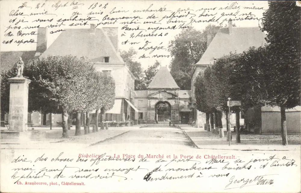 Richelieu — La Place du Marché et la Porte de Châtellerault — Ch. Arambourou, phot., Châtellerault - Vorderseite