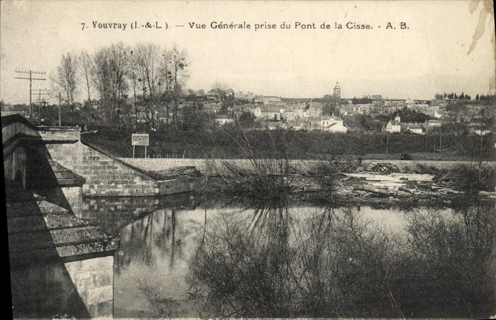 Vouvray (Loire-et-Loire) — Allgemeiner Blick vom Pont de la Cisse — A. B. - Vorderseite
