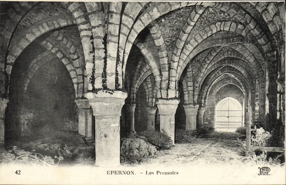 Epernon - Les Pressoirs — vista interior das caves de vinha — JND Fot. - Frente
