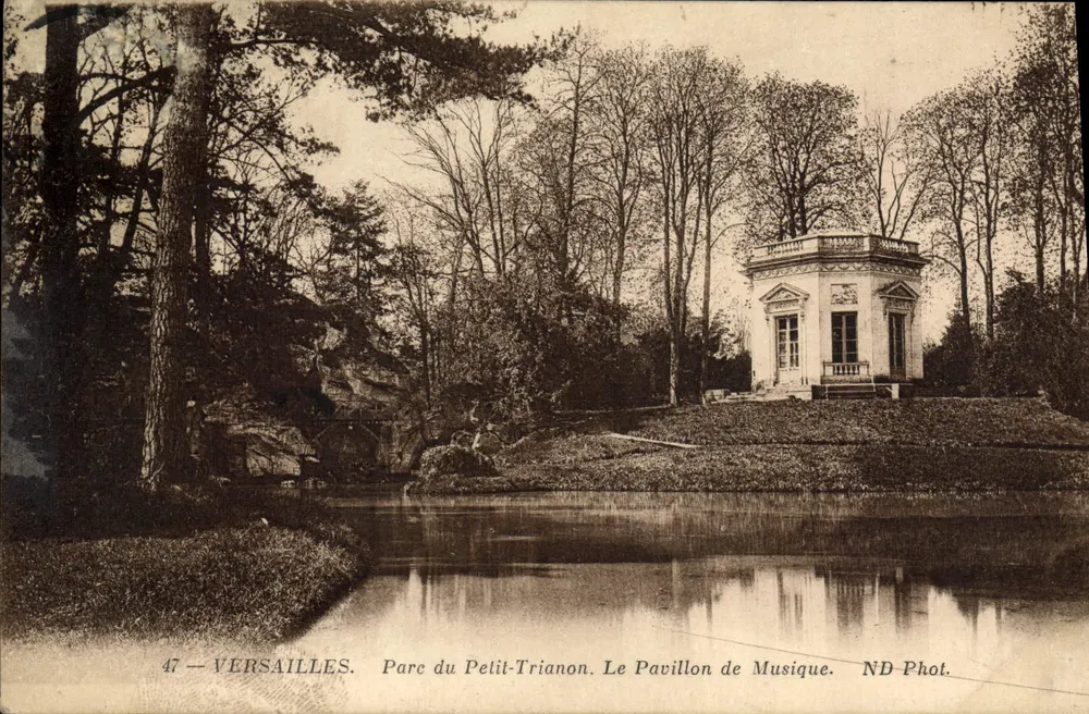 Versailles — Park des Petit-Trianon. Das Musikpavillon — ND Phot. - Vorderseite
