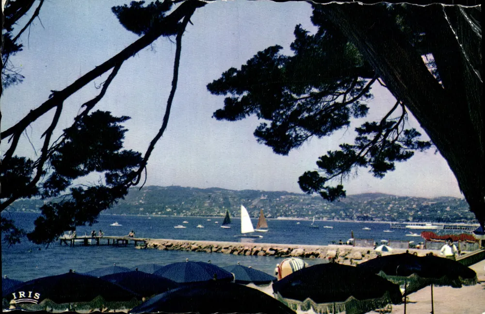 Vista de Juan-les-Pins — playa y colina — editor IRIS - Anverso