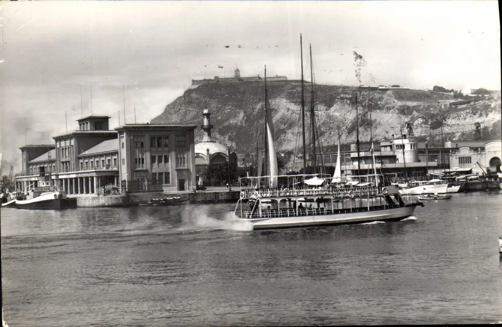 Hafen von Barcelona — Blick auf den Hafen mit Dampfschiff — Estación Marítima Al fondo Montjuich - Vorderseite