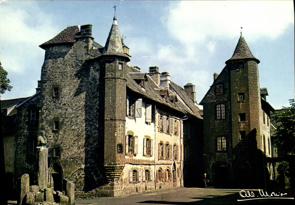 Salers (Cantal) — Maison Tissandier d'Escous und die Tour de la Ronade (15. Jahrhundert) — Albert Monnier - Vorderseite