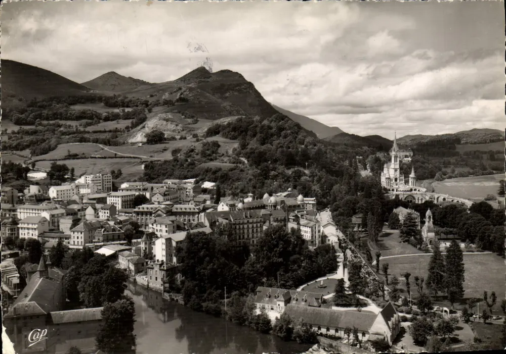 Lourdes — Vista tirada do Castelo-Forte — editor Cap, n° (513) - Frente