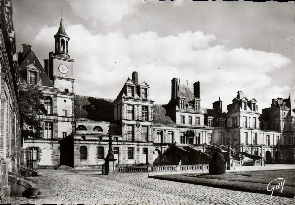Fontainebleau (Seine-et-Marne) — Le palais - Cour des adieux et escalier du fer à cheval — Éd. d'Art GUY, Paris - Recto