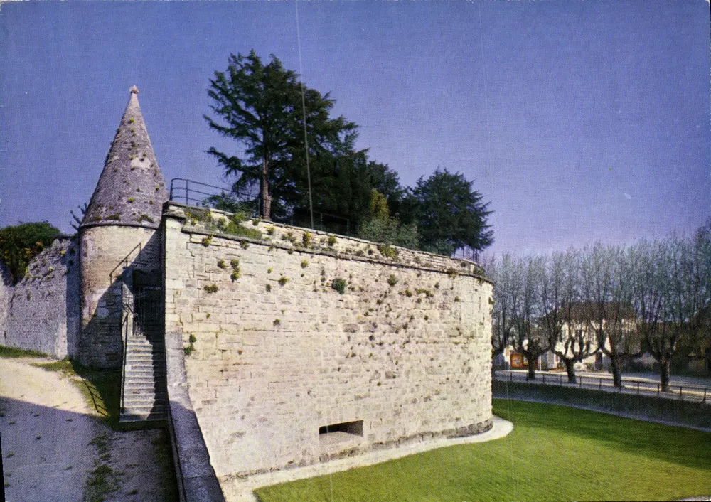 Beaune — A « Grande Torre » — Propriedade da Casa CALVET - Frente