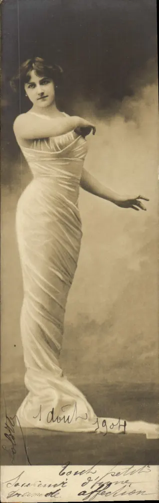 Femme en robe drapée — portrait photographique — studio L. Doutz, 1904 - Recto
