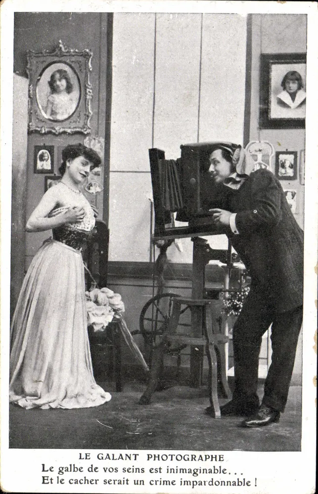 Der galante Fotograf — Die Form deiner Brüste ist unvorstellbar... — J.C. Paris, n° LC21081/4 - Vorderseite