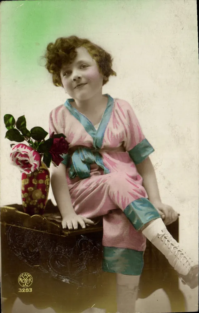 Kleine Mädchen in rosa und blauer Kleidung — Studio Noyer, n° 3283 - Vorderseite