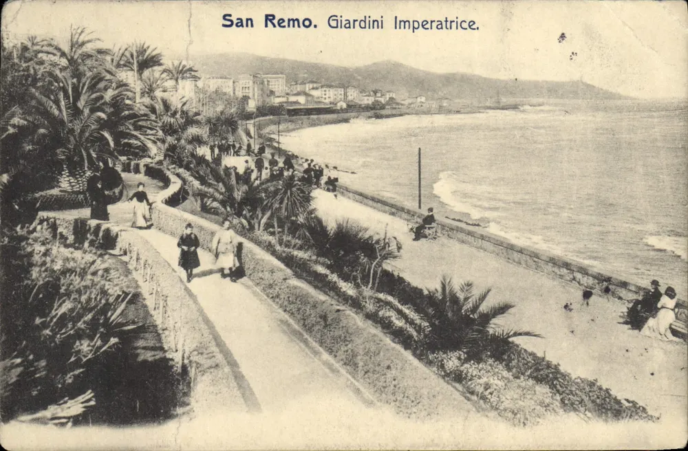 San Remo. Giardini Imperatrici — vue de la promenade bordant la mer avec palmiers et visiteurs - Frente