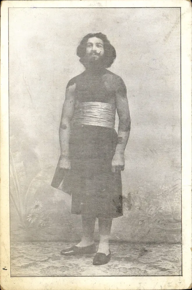 Homem barbado em traje tradicional — editor impr. Poussetteau-Tourneur, 40 rue d'Aléria, Paris - Frente