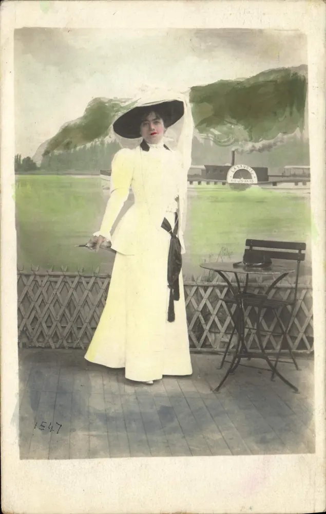 Frau in weißem Kleid und Hut — Aix-les-Bains — Th. MORIVAL, Grand-Port, Aix-les-Bains - Vorderseite