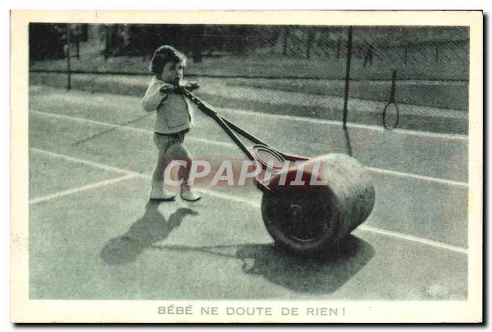 Bébé ne doute de rien — Kind zieht ein Tennisrollen — Grands Magasins de la Samaritaine, Paris - Vorderseite