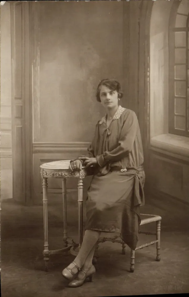 Mulher jovem sentada — interior elegante — editor desconhecido - Frente