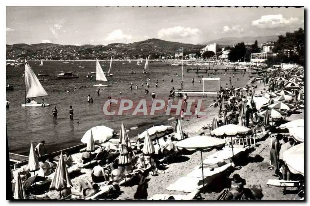 Juan-les-Pins — plage animée avec voiliers — éditeur : CPAPHIL - Frente
