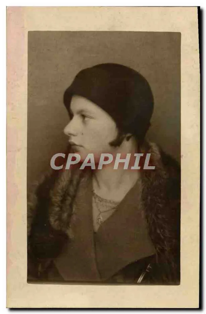 Junge Frau im Hut und mit Pelzjacke — Portrait - Vorderseite
