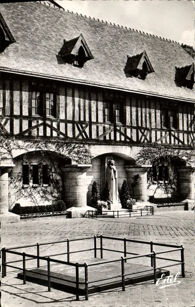 Place do Mercado - Estátua de Joana d'Arc - Estel - Frente