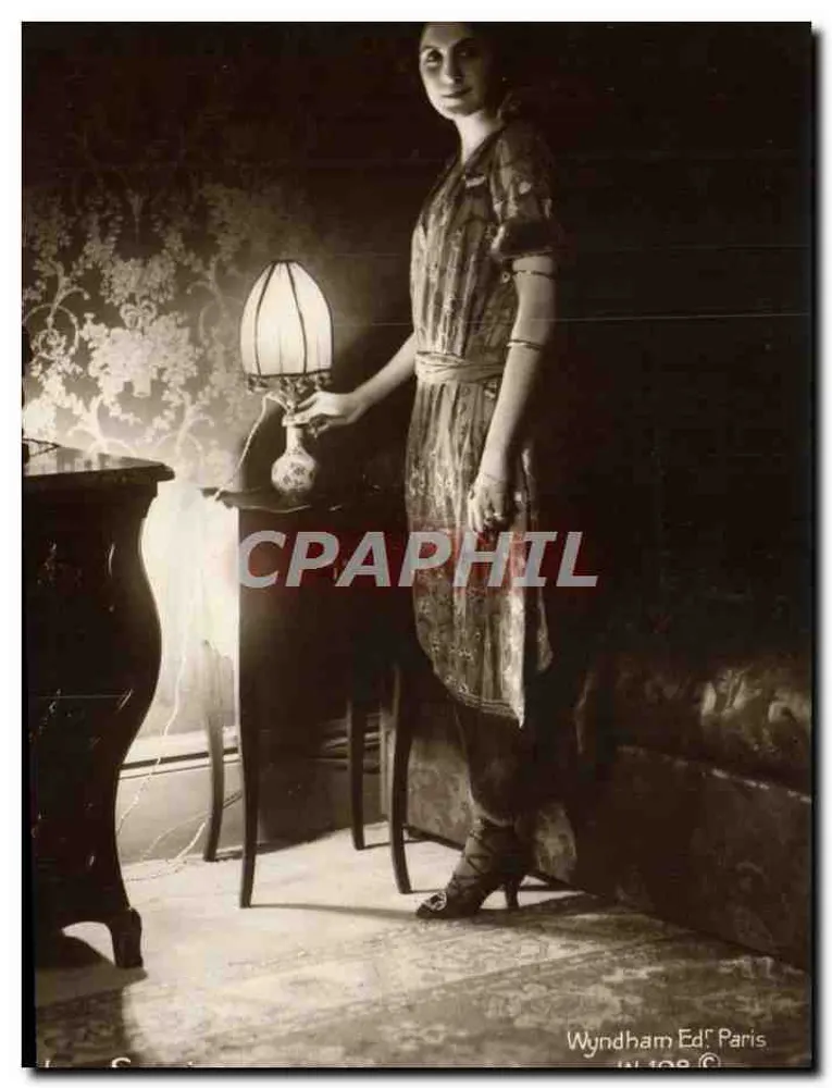 Frau in einem gemusterten Kleid — elegantes Interieur — Wyndham Verlag, Paris, Nr. 108 - Vorderseite