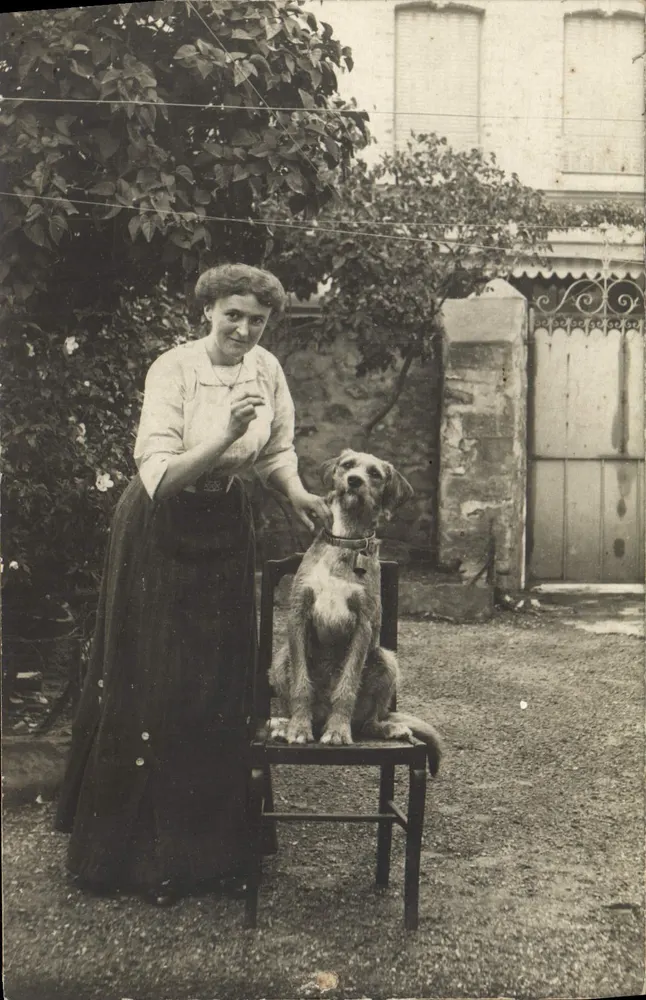 Frau und Hund — Garten — Ansichtskarte - Vorderseite