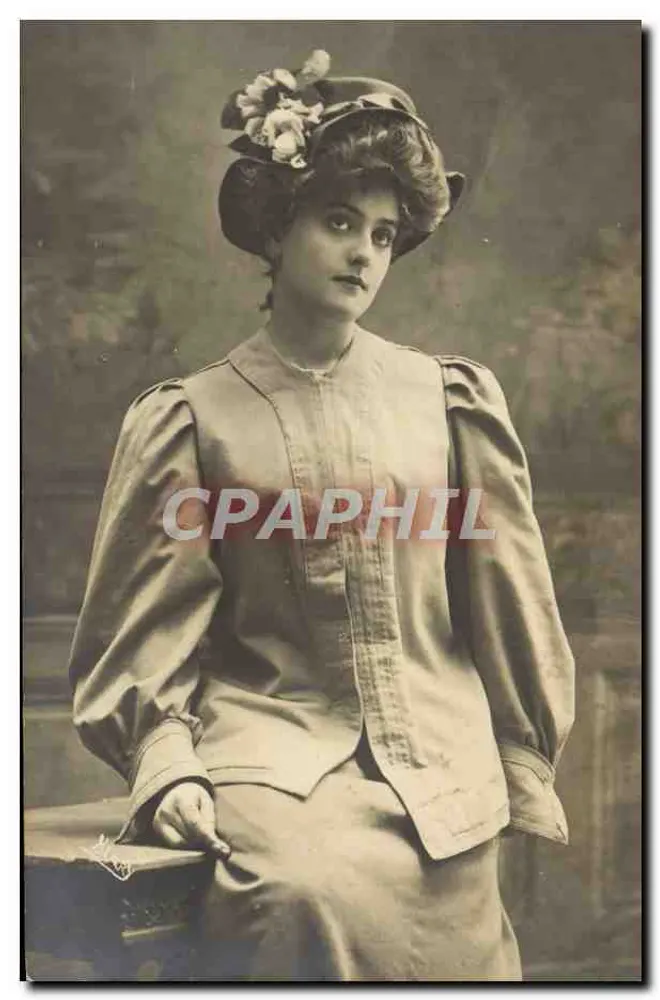 Junge Frau in historischem Kleid — Fotostudio — anonymer Verleger - Vorderseite