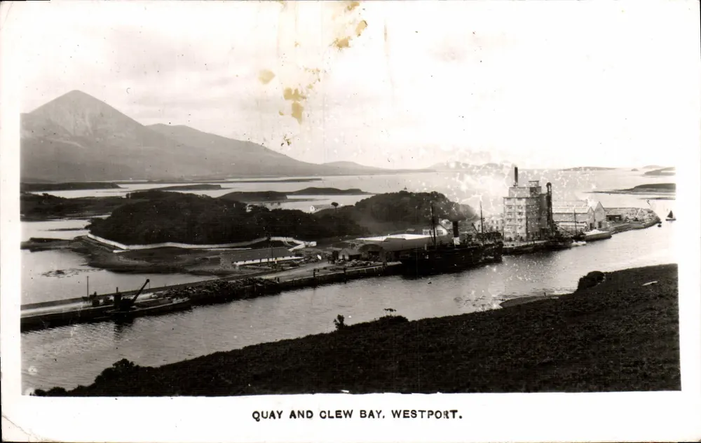 Molo e Baia di Clew, Westport — vista portuale con montagne e navi — editore non identificato - Recto