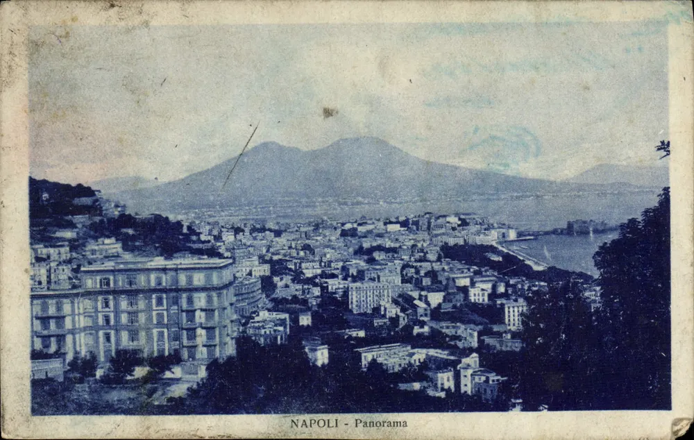 Napoli - Panorama — vue panoramique de la ville avec le Vésuve en arrière-plan — éditeur Ed. E. R. Napoli - Frente