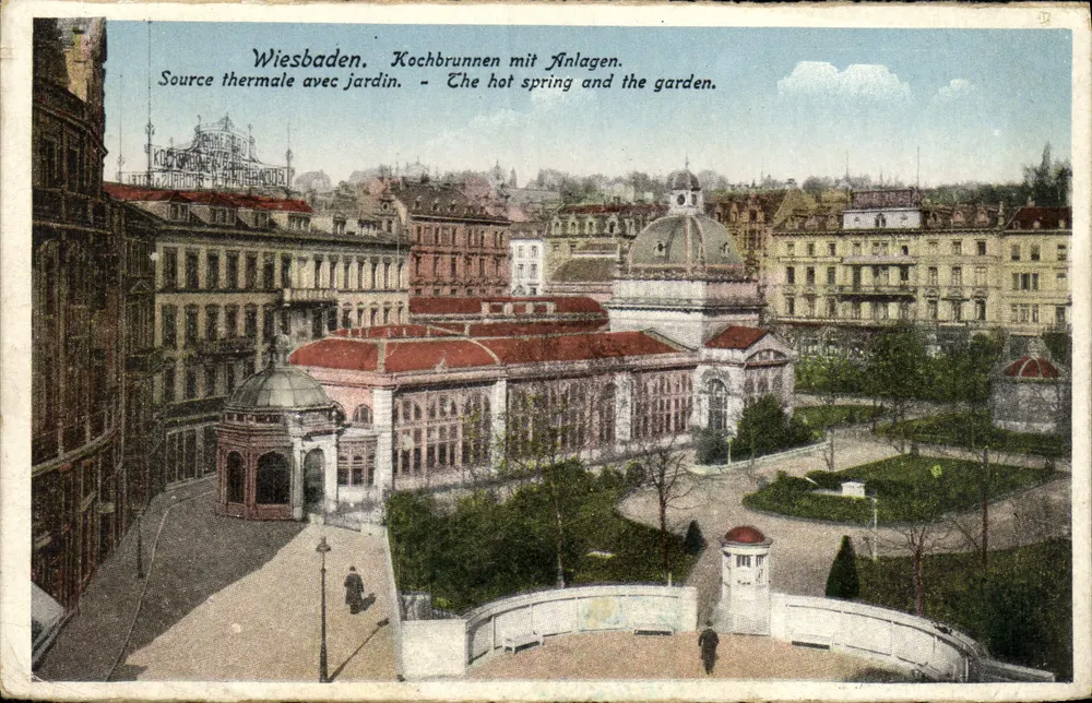 Wiesbaden. Kochbrunnen mit Anlagen. — Thermalquelle mit Garten. — Das Thermalbad und der Garten. - Vorderseite