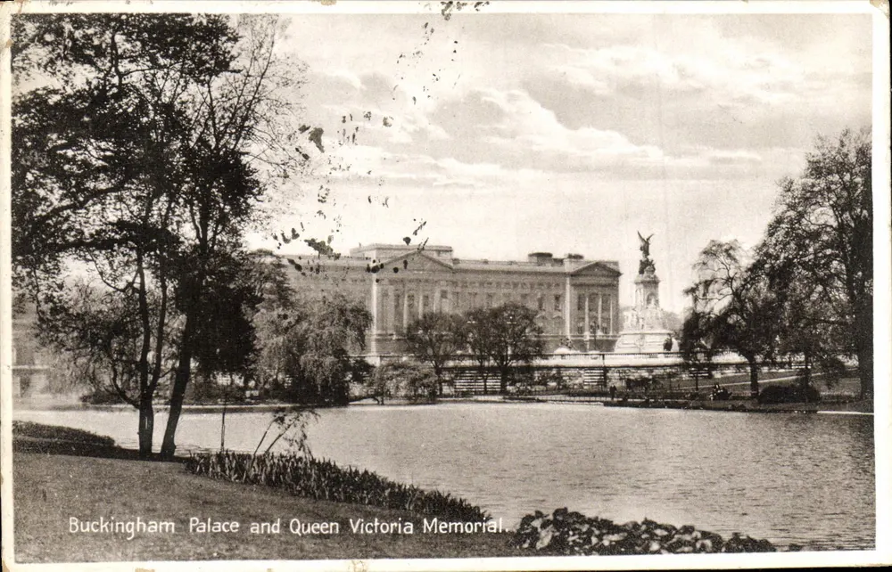 Buckingham Palace und Queen Victoria Gedenkmal — Blick auf den Ehrenhof mit dem See — Verlag unbekannt - Vorderseite