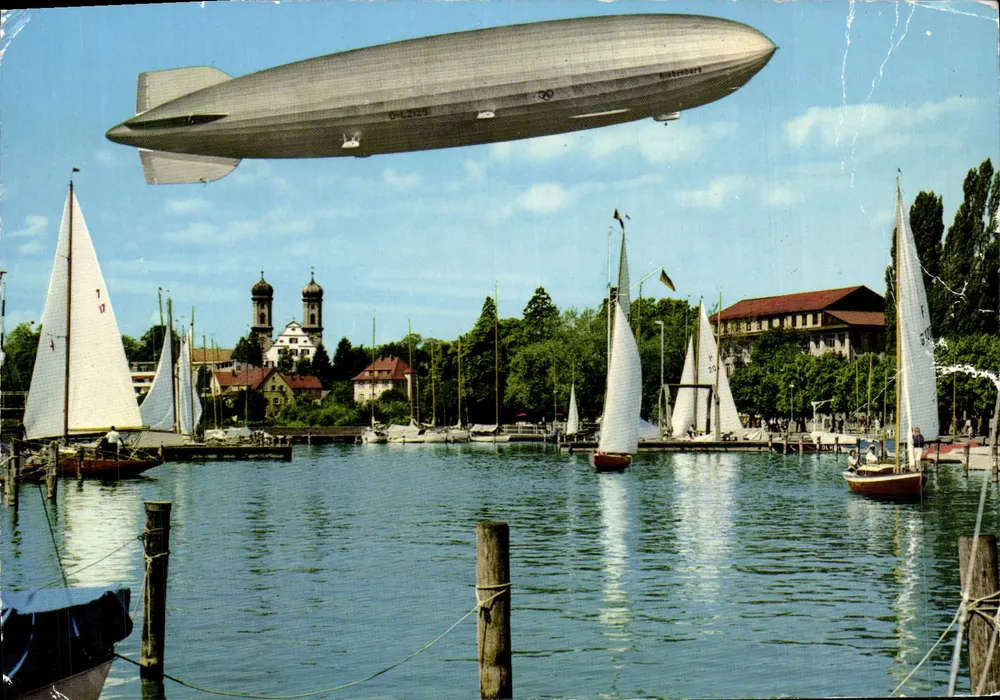 Friedrichshafen am Bodensee — Zeppelin Hindenburg au-dessus du port de voiliers — éditeur Bodan, n° 2208 - Voorkant