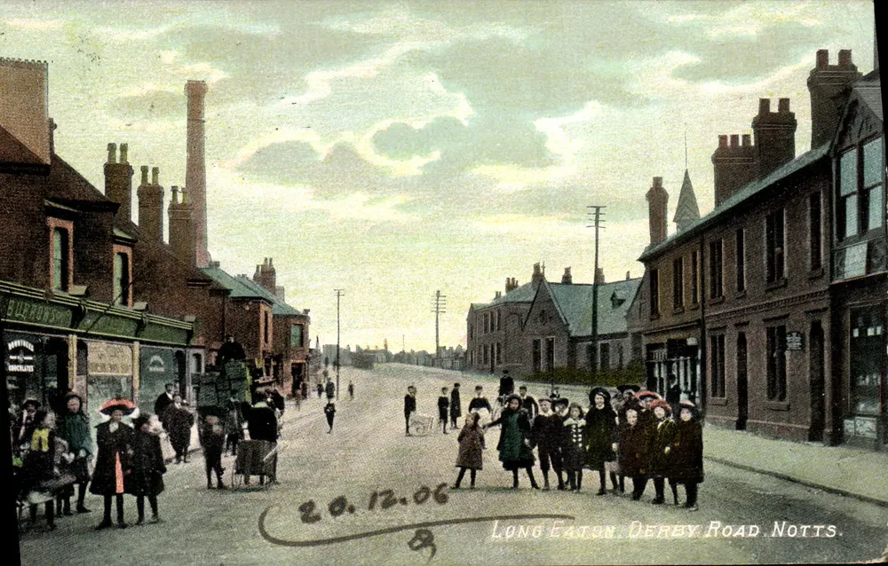 Long Eaton, Derby Road, Notts — Kinder und Fußgänger — Verlag 'Clumber' Nr. 202 - Vorderseite