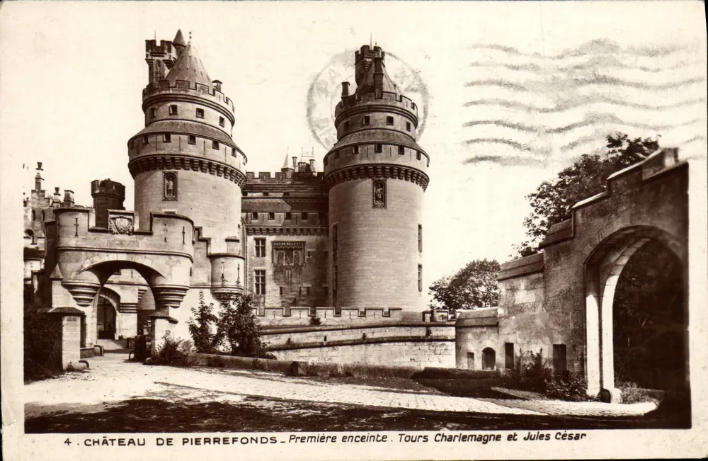 Schloss Pierrefonds — Erste Umfassung. Türme Charlemagne und Jules César — Edition der Historischen Denkmäler im Grand Palais - Vorderseite