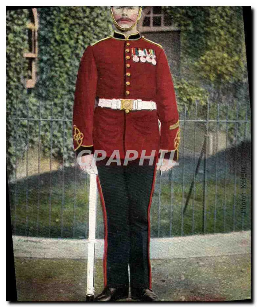 Soldado em uniforme vermelho — série militar — Foto: Knight - Frente