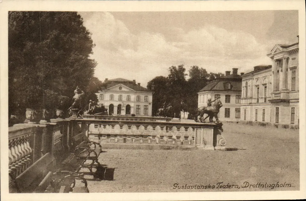 Teatro Gustaviano, Drottningholm — vista do jardim com estátuas — H. Wahlund, Ulusunda - Frente