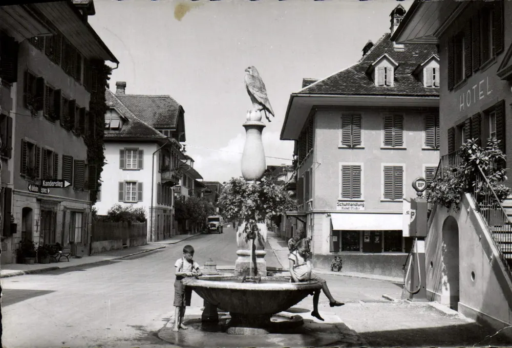 Dorfplatz in Frutigen mit dem Adlerbrunnen — Fot. Ha Fürtchen Wüthlen — Nr. 1988 - Vorderseite