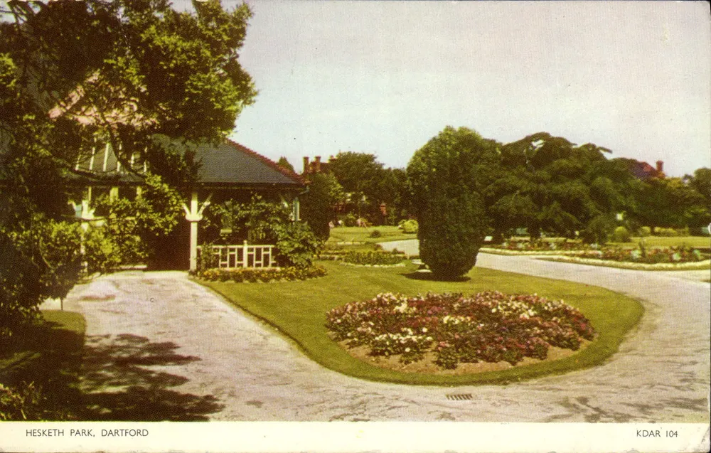 Hesketh Park, Dartford — widok ogrodu i wejścia — wydawca Cotman-Color, nr serii KDAR 104 - Awers