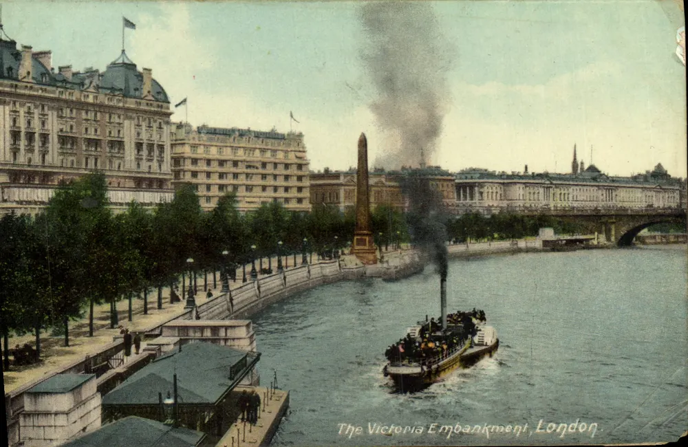 Victoria Embankment — vue du fleuve avec un bateau à vapeur et l'Obélisque de Victoria — éditeur : The Victoria Embankment, London - Vorderseite