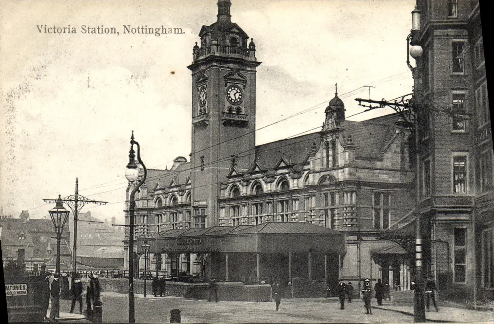 Victoria Station, Nottingham — Ansicht des Gebäudes mit seiner Uhr — Verlag Boots Chemists 'Palladium' Services - Vorderseite