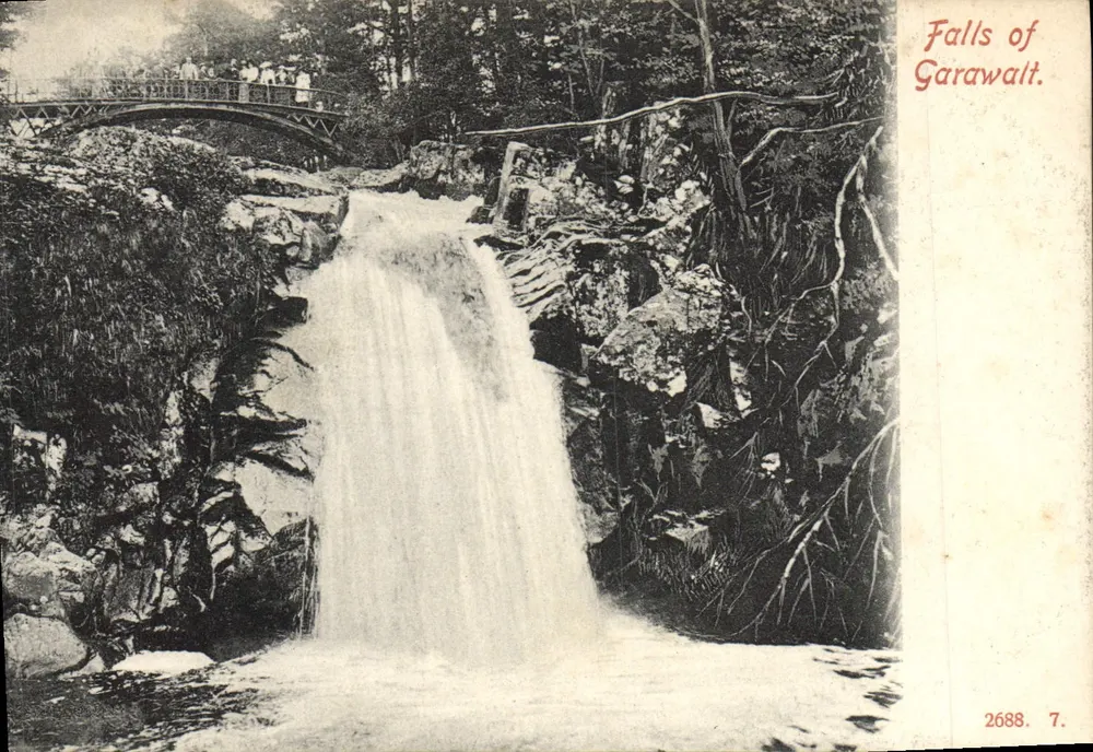 Falls of Garawalt — vista de cascata com ponte e visitantes — editor desconhecido, n° 2688.7 - Frente