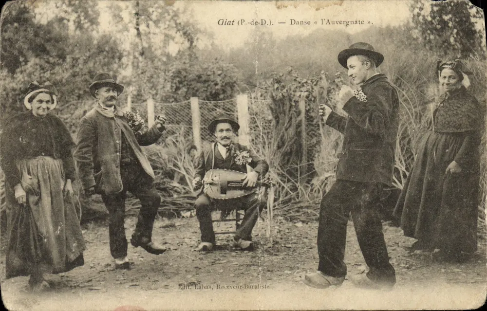 Giat (P.-de-D.) — Danse « l'Auvergnate » — Edit. Labas, Receveurs-Buraliste - Frente