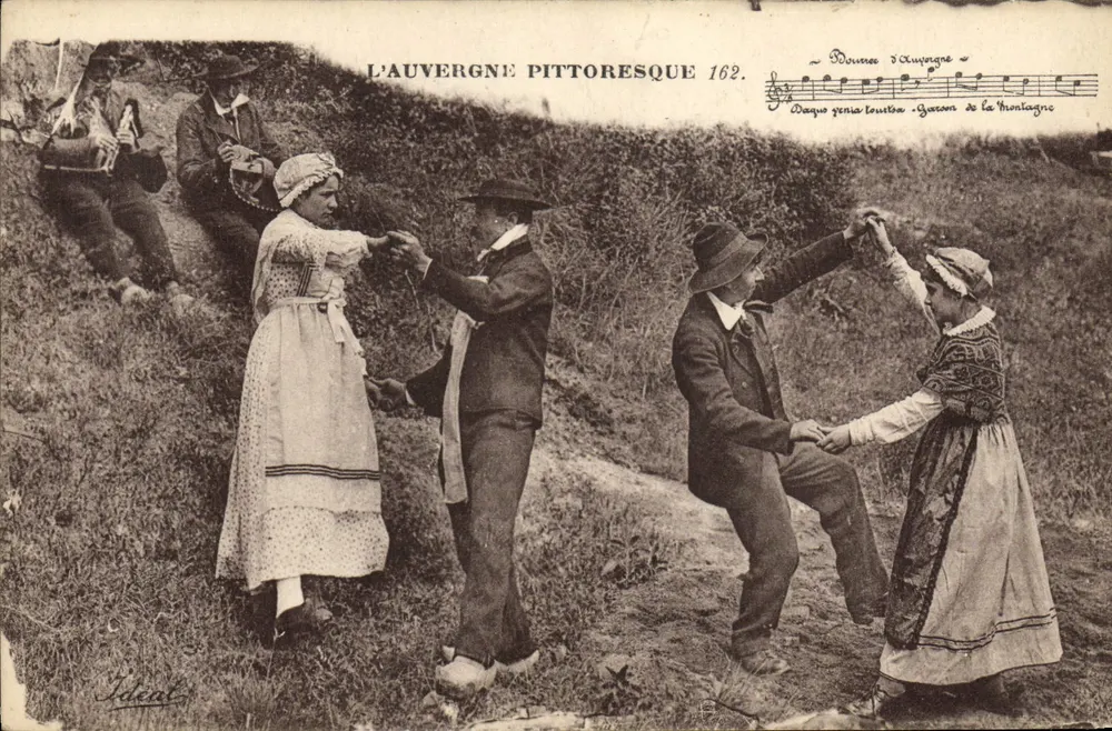Dançarinos de Auvergne — cena de montanha — L'AUVERGNE PITTORESQUE 162, editor Lidecal - Frente