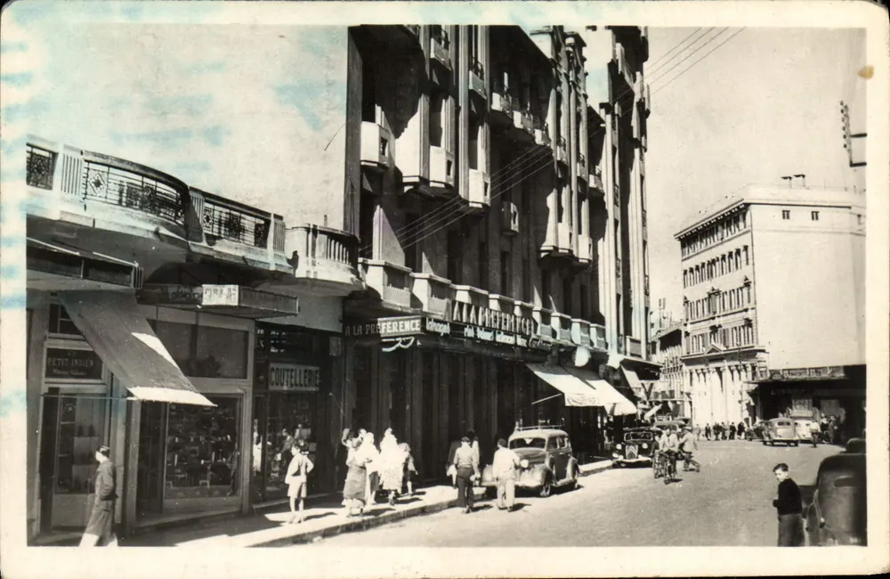 Casablanca - Rue Blaise Pascal — vue de la rue avec la boutique 'A LA PREFERENCE' et 'PETIT INDIEN' — éditeur non visible - Frente