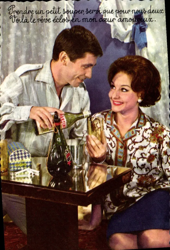 Liebende Paare — intime Szene mit Martini-Flasche — Verleger unbekannt - Vorderseite