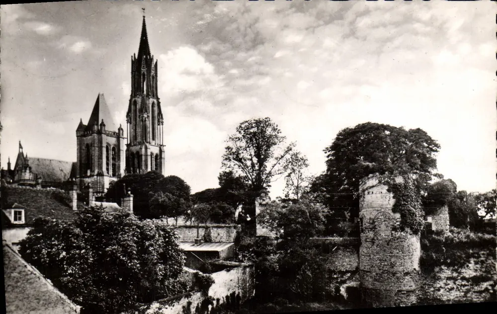 Senlis (Oise) — Ruinen des alten Schlosses und die Kathedrale — R. Gallois, Handwerker, Rue Malmaison - Vorderseite