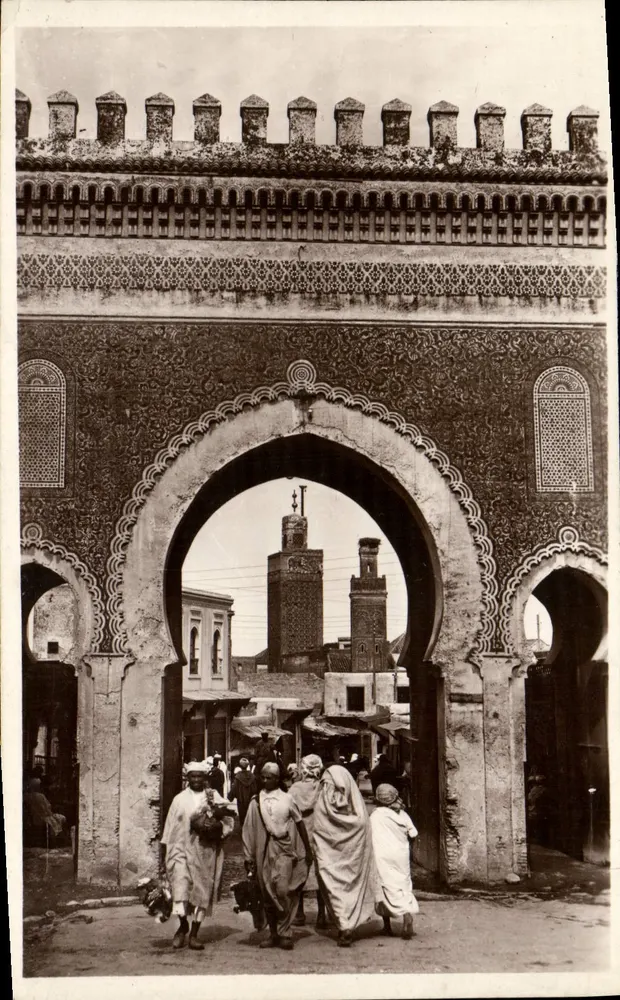 Fès - Bou Jeloud — porta ornada, vendedores e minaretes em segundo plano — Édition La Poste Point Lapérouse, n°804 - Frente
