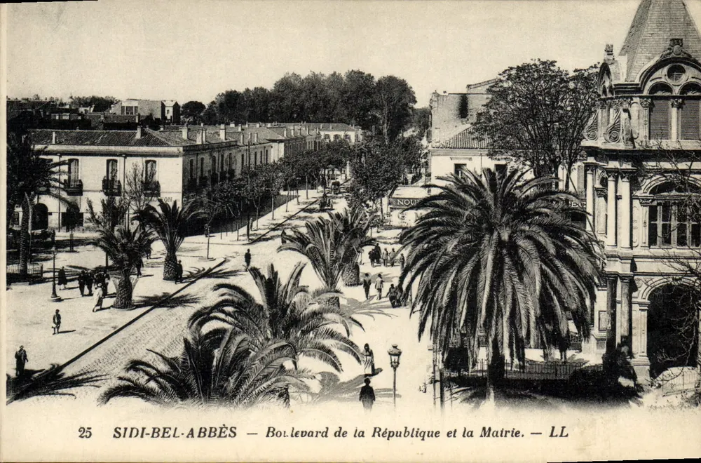 Sidi-Bel-Abbès — Boulevard de la République et la Mairie — LL - Recto