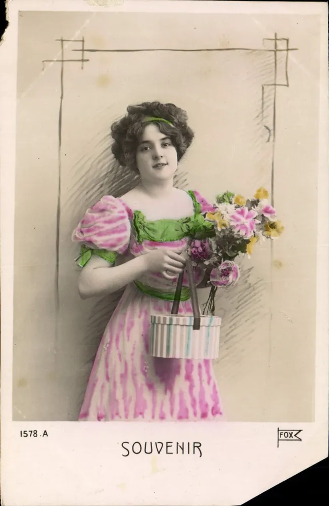 Junge Frau in rosa und grüner Robe mit Blumenkorb — Souvenir — FOX, Nr. 1578.A - Vorderseite